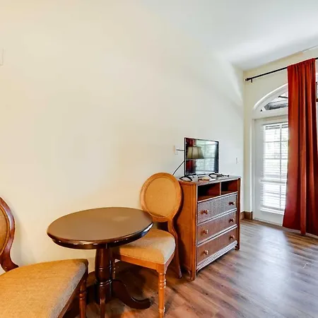 Breezy Naples Studio Condo With Screened Porch!